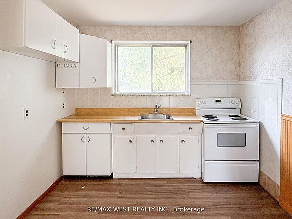 5th image of 32 Broadleaf Rd
