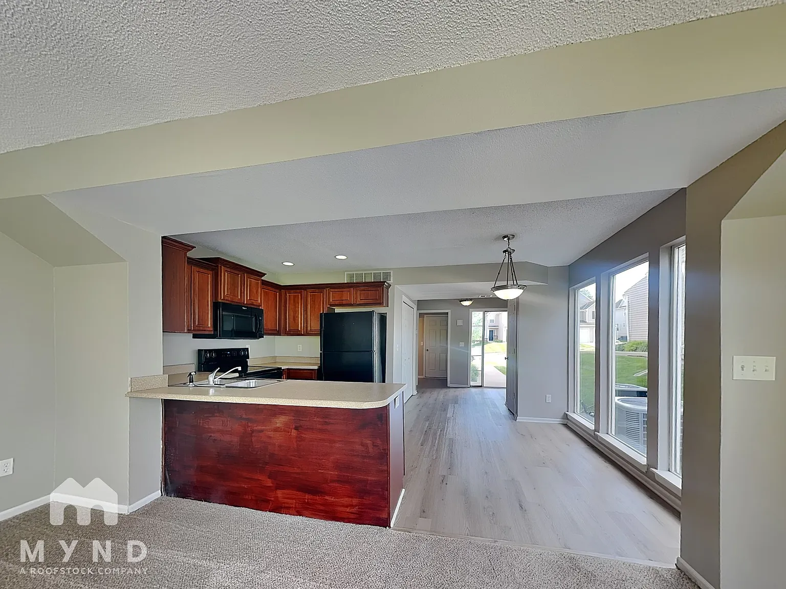3 bed, 2.5 bath, 1561 sqft, $2,015 — Photo 2