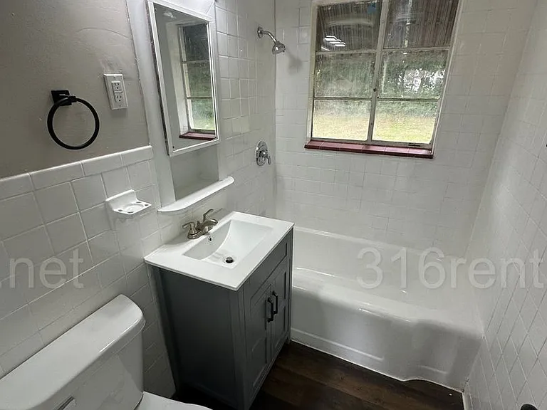 1920 S Fern Ave — Photo 7