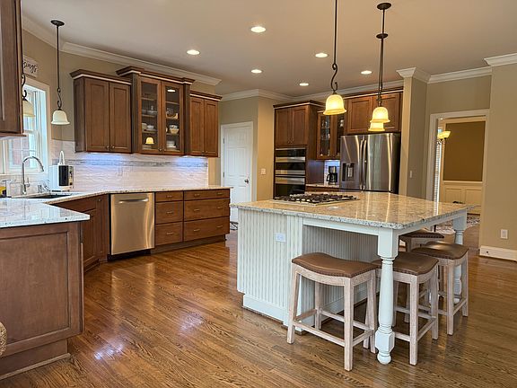 Gourmet Kitchen with eat-in bar