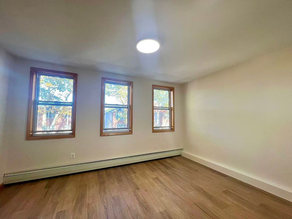 2nd image of 1652 Dahill Rd Floor 1