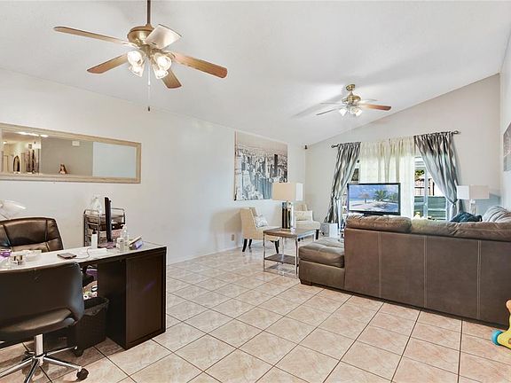 5th image of 121 Coralwood Cir
