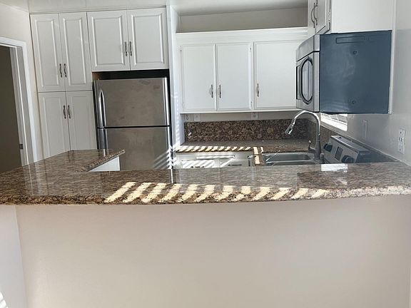 2nd image of 931 W 19th St APT 34