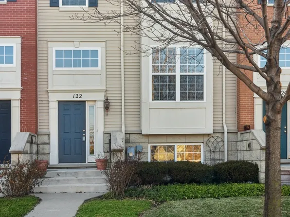 122 Town Center Blvd, Gilberts, IL 60136