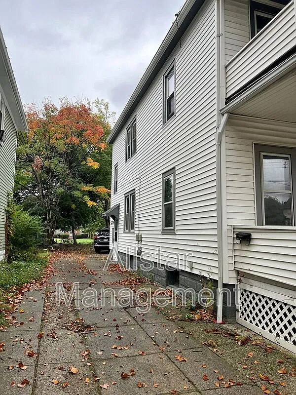 2 bed, 1.0 bath, 1000 sqft, $1,095 — Photo 2