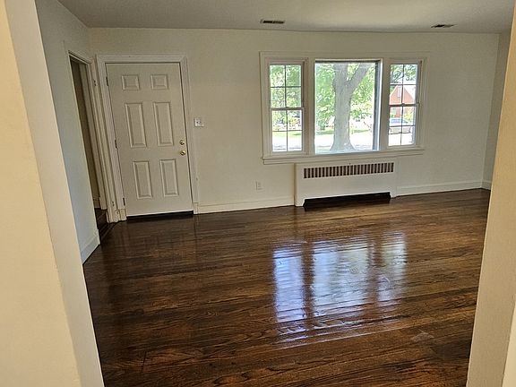 4th image of 2825 Kenwood Ave