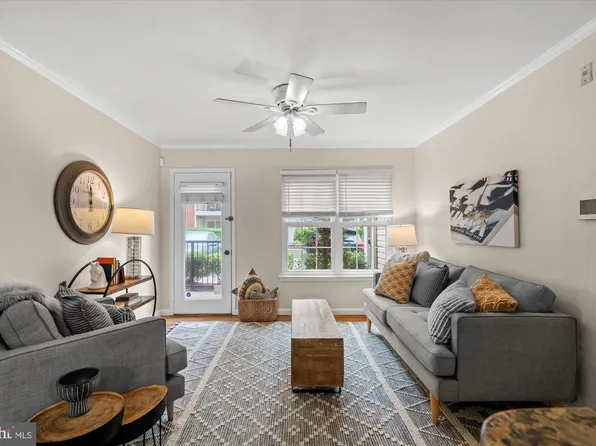 3304 Wyndham Cir APT 138, Alexandria, VA 22302