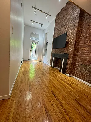 Rented by KNOCKKNOCK LLC | media 12