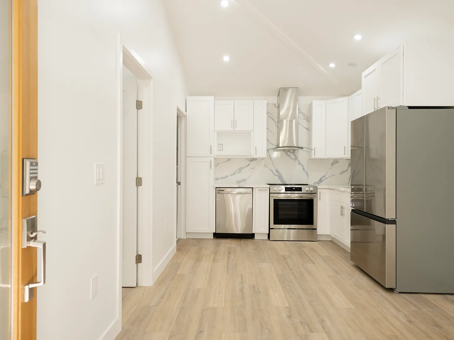 1 bed, 420 sqft, $2,700 — Photo 4