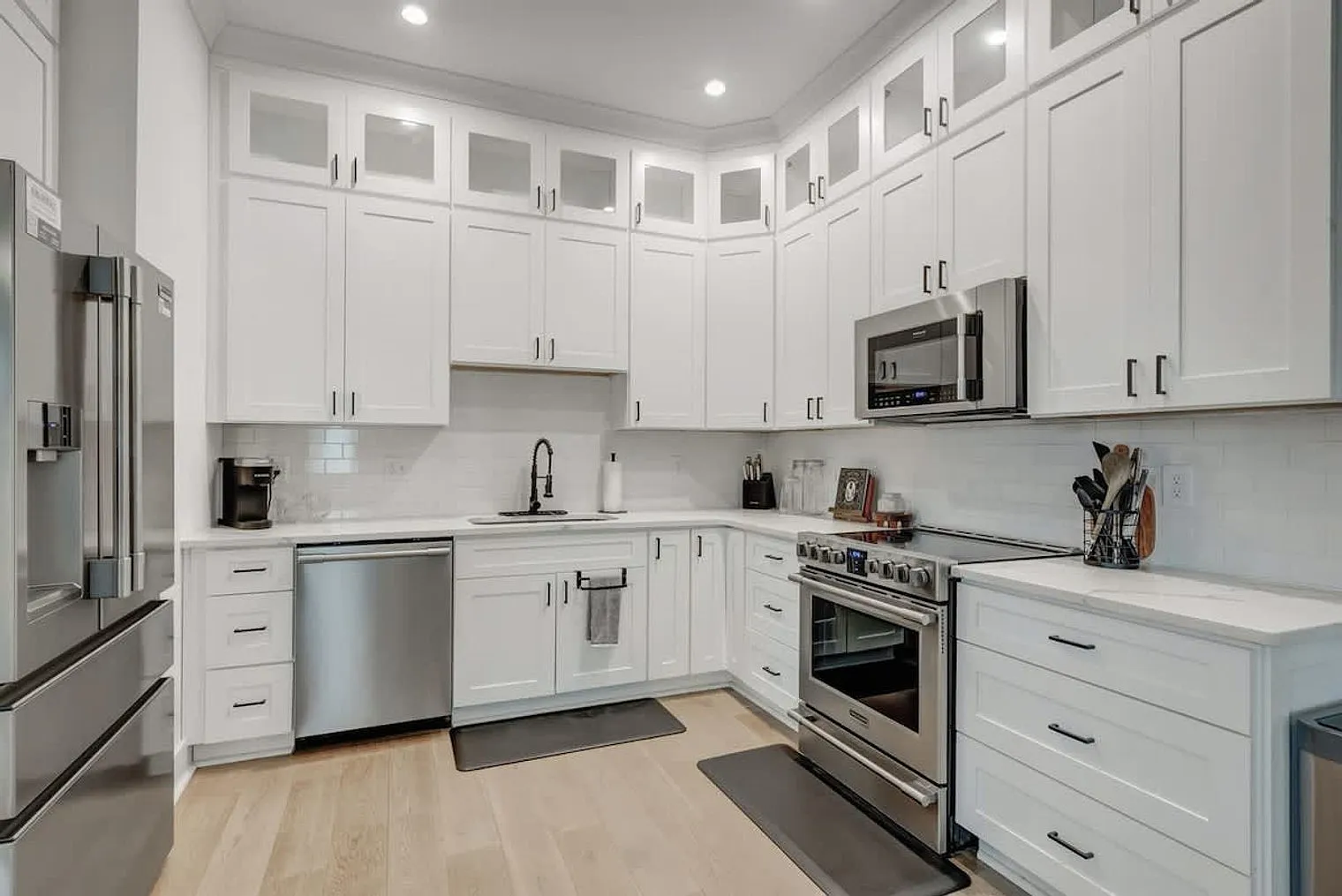 4 bed, 4.0 bath, 2852 sqft, $7,129 — Photo 3