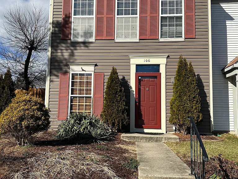 106 Hampstead Ct NE — Photo 1