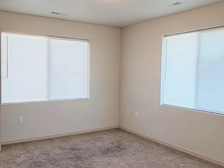 1001 W Broadway Ave — Photo 13