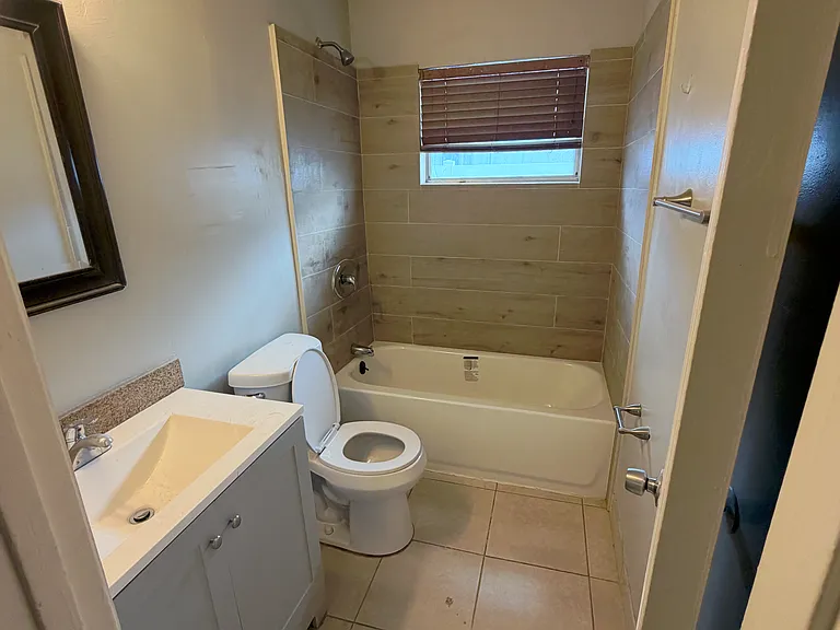 2711 NW 13th Ct — Photo 2