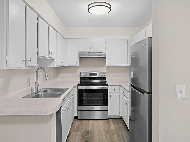 Castle Creek Apartments: Welcome Home to Comfort and Premier Living in Decatur, GA — Photo 38