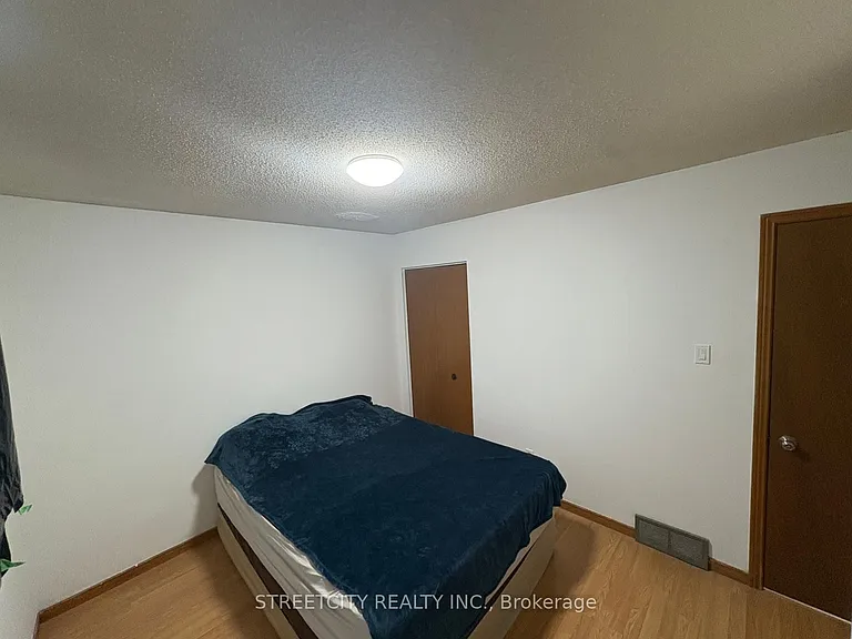 34 Glenroy Rd — Photo 11