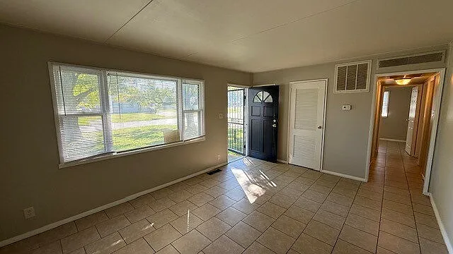 3 bed, 1.0 bath, 840 sqft, $1,285 — Photo 3