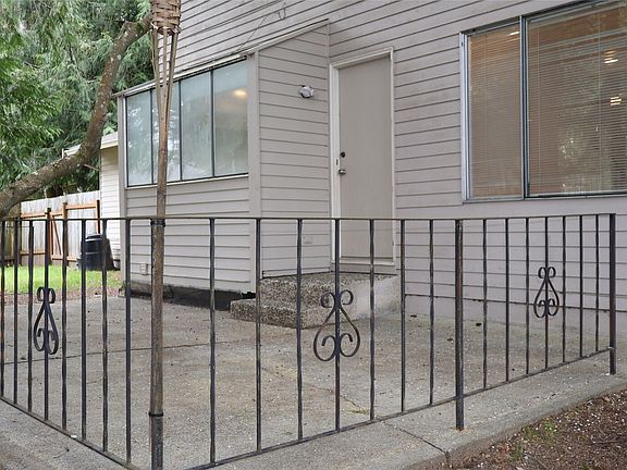 5th image of 3205 Westminster Drive SE