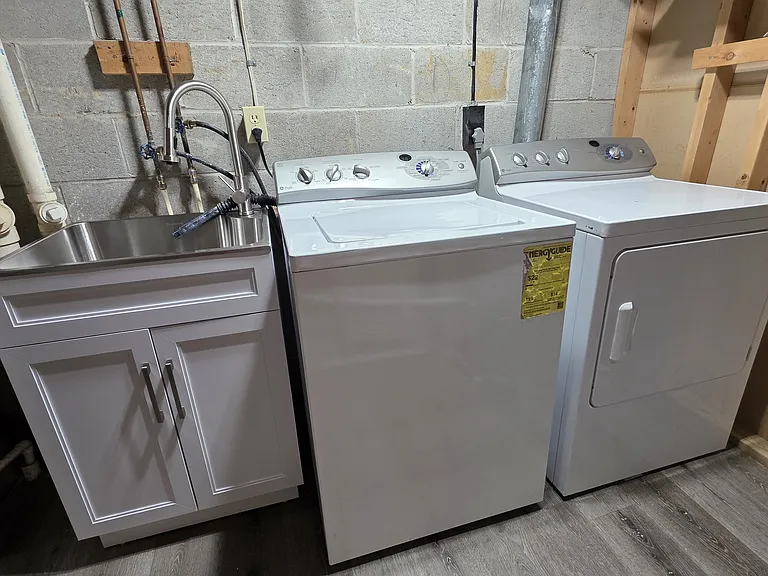 Utility room with Utility Sink