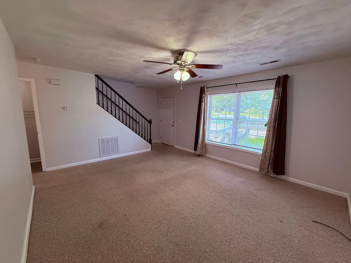 3 Bedroom, 1.5 Bath Townhouse — Photo 4