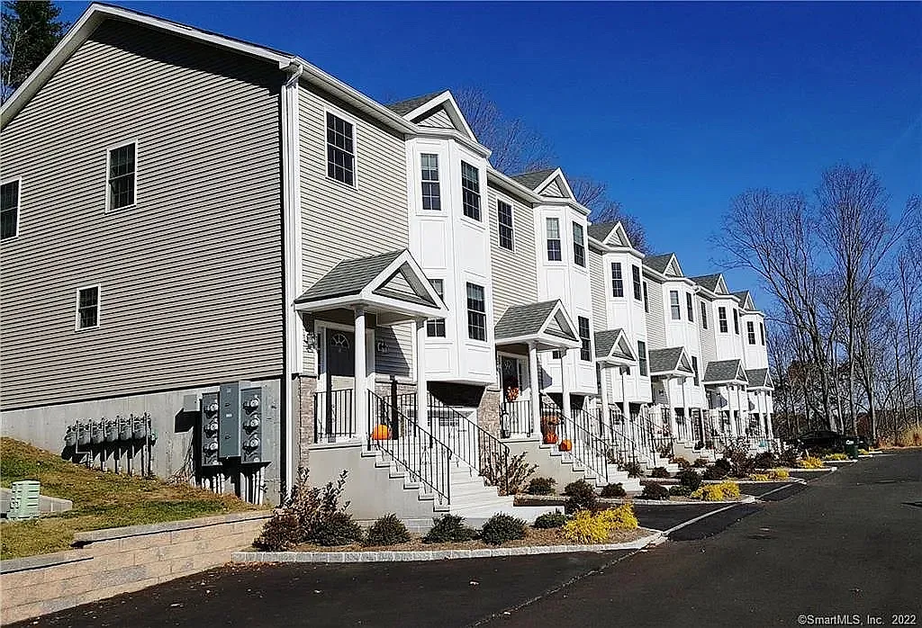 3 bed, 2.5 bath, 1480 sqft, $2,492 — Photo 2