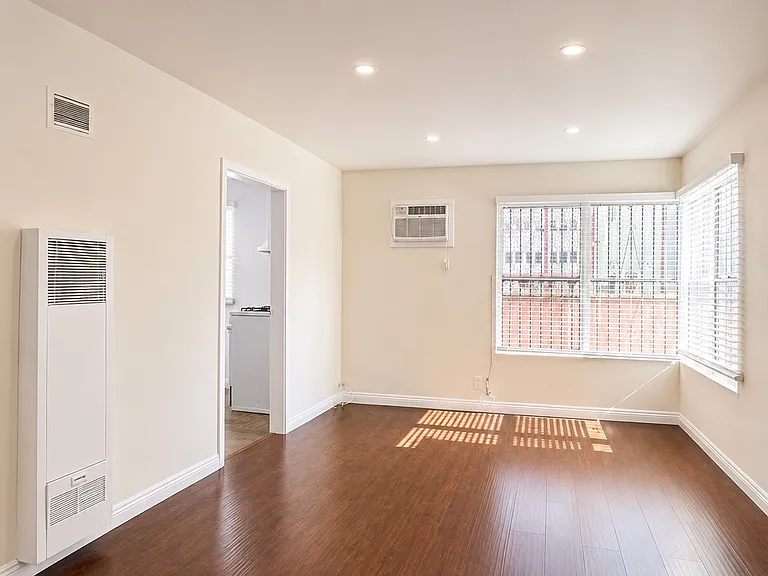 528 S Harvard Blvd #8 — Photo 1