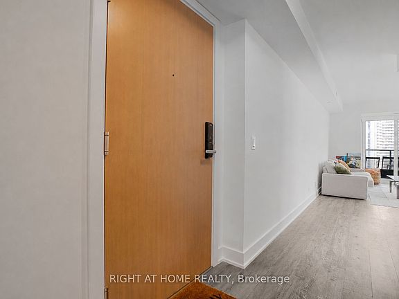 4th image of 585 Bloor St E #1922