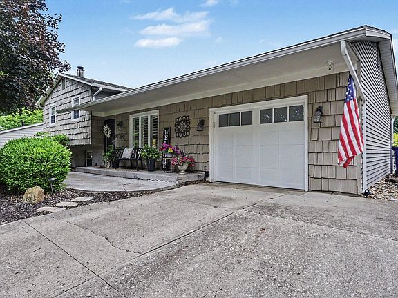 2nd image of 802 Larkspur Dr