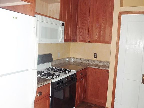 3rd image of 903 Pearl St