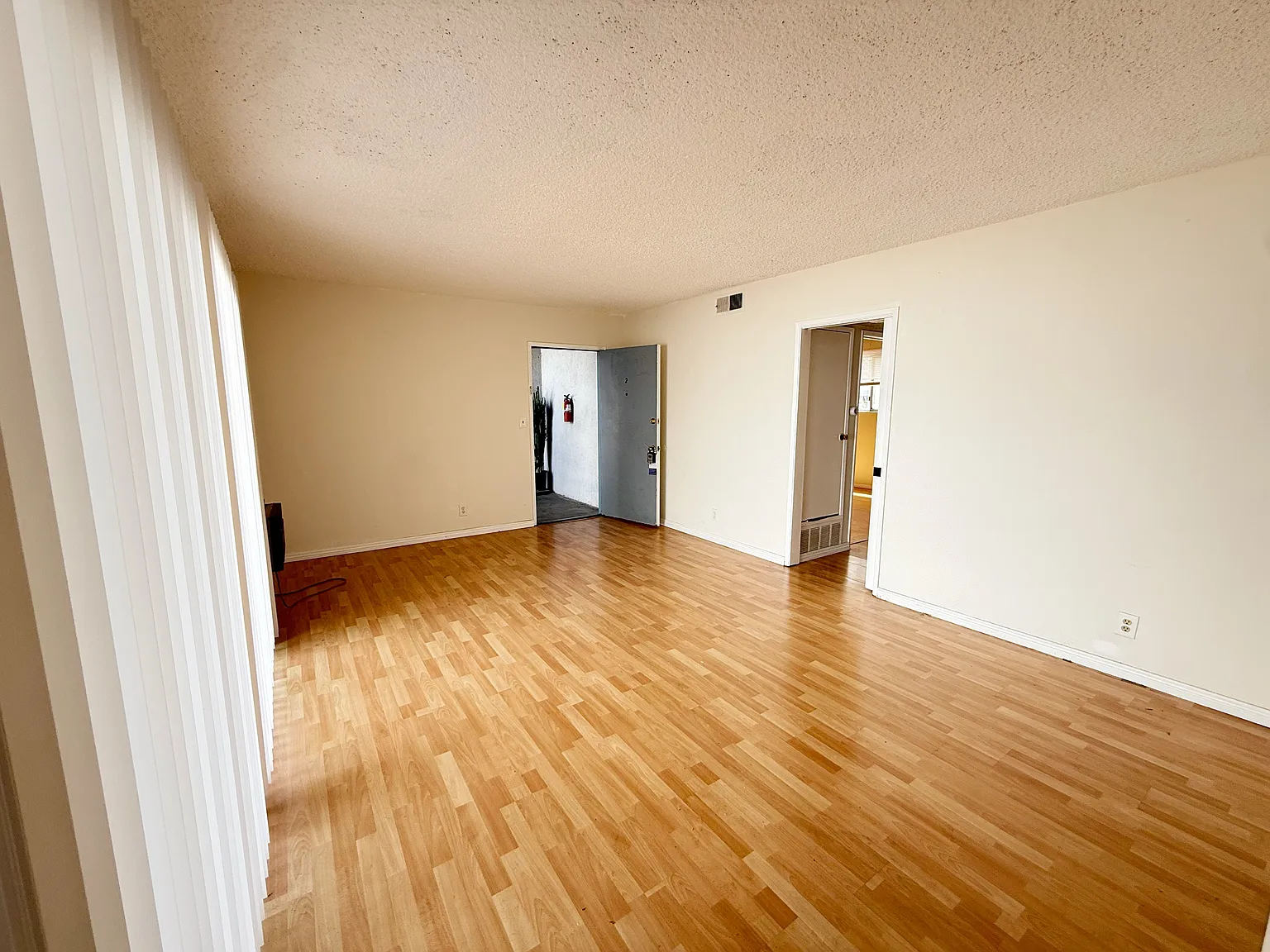 2 bed, 861 sqft, $2,300 — Photo 1