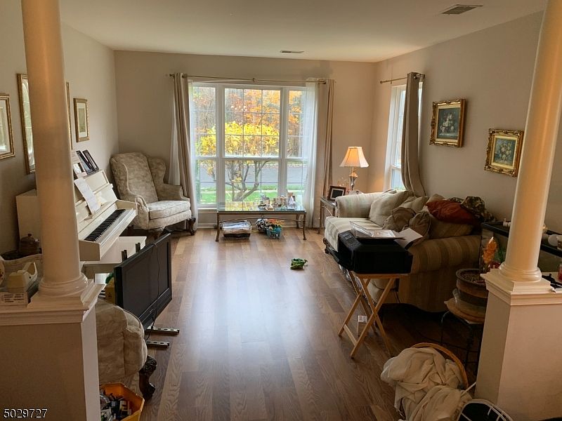 2nd image of 54 Pond Hollow Dr