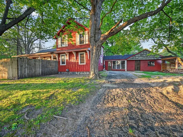 864 Hogsback Rd, Mason, MI 48854