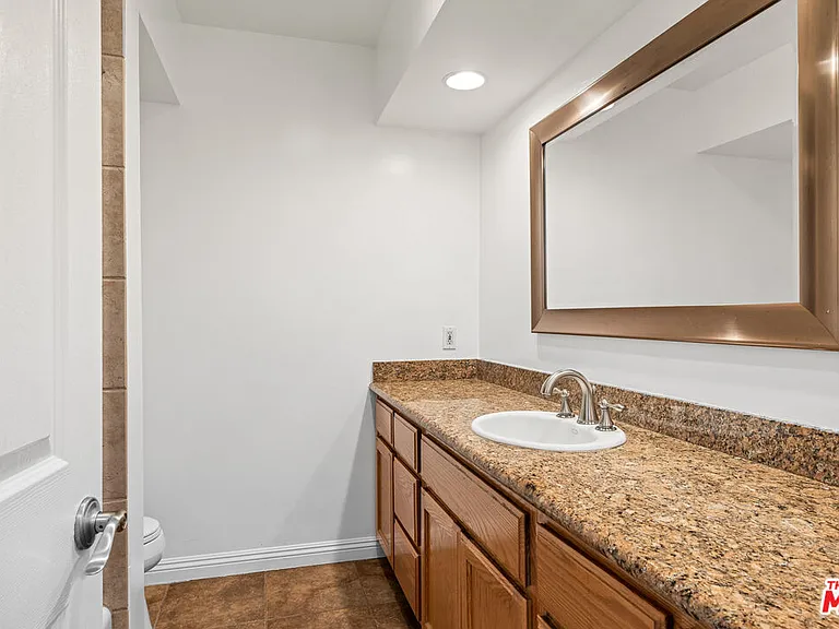 7560 Hollywood Blvd #109 — Photo 22