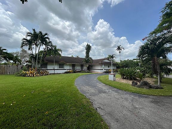Large Circular Driveway 6car