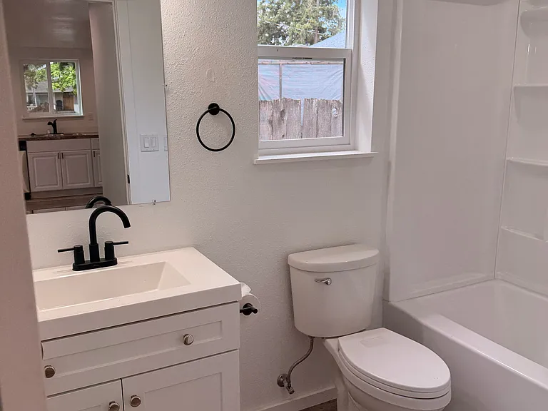 2890 Silverton Rd NE — Photo 6