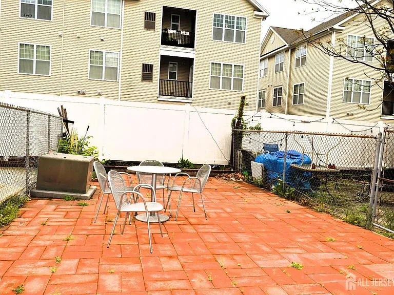 51 Larch St — Photo 28
