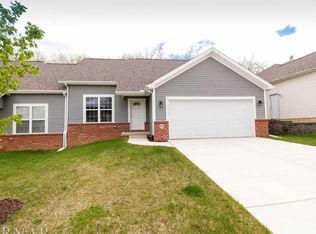 22 Lone Oak Ct, Bloomington, IL 61705