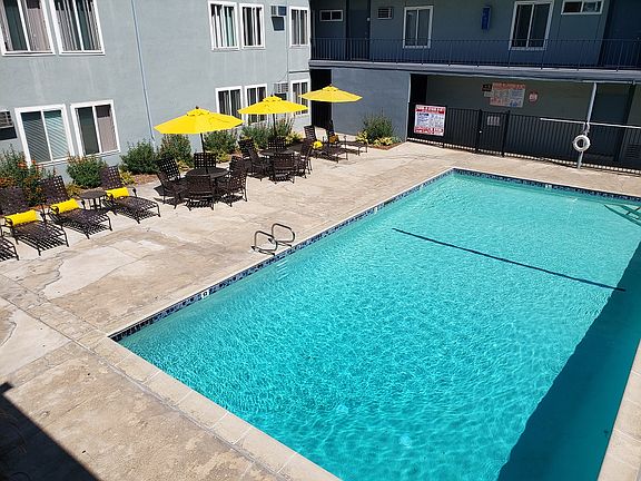 5th image of 6740 Hayvenhurst Ave #1
