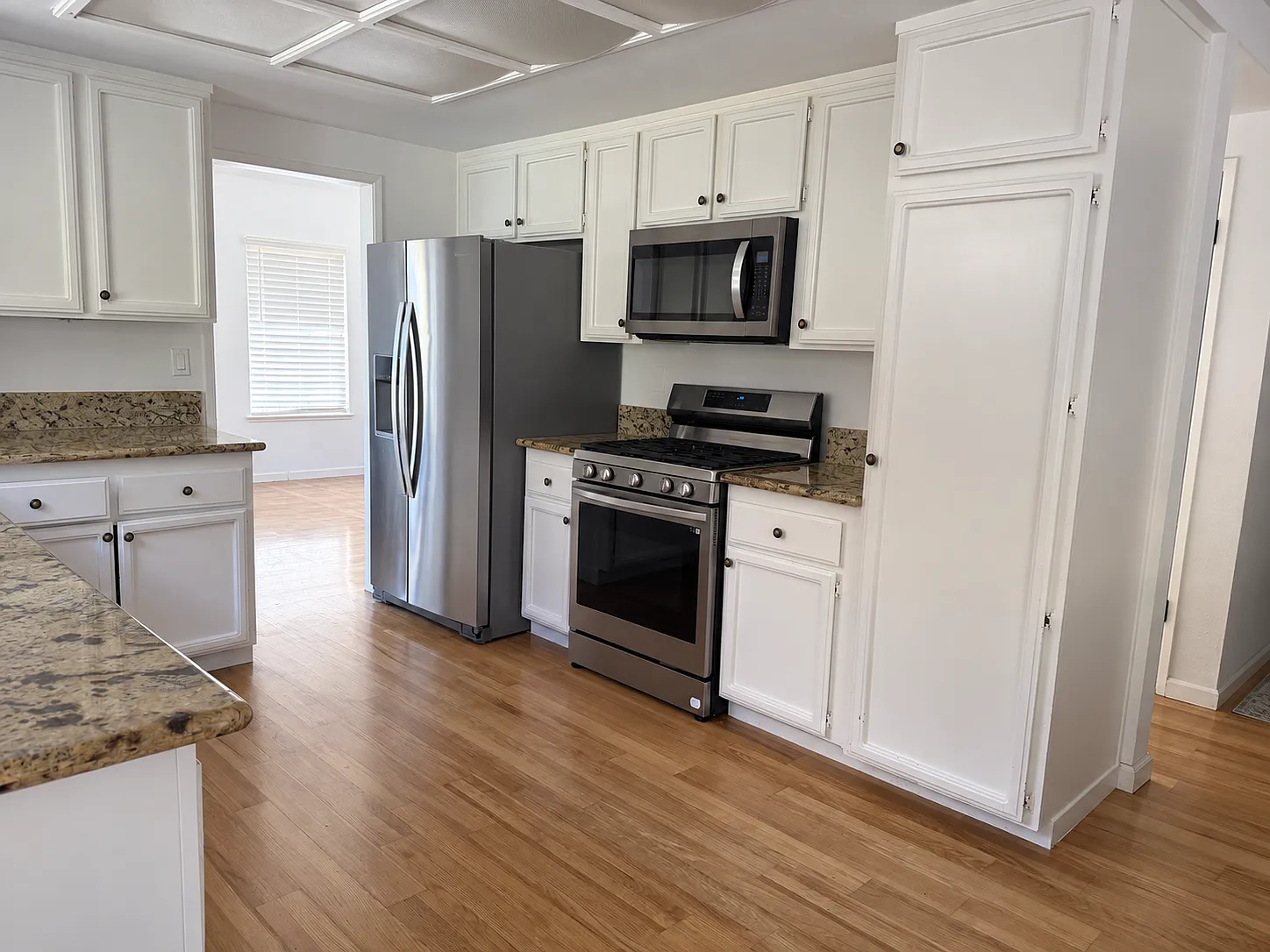 3 bed, 2.5 bath, 1754 sqft, $3,300 — Photo 2