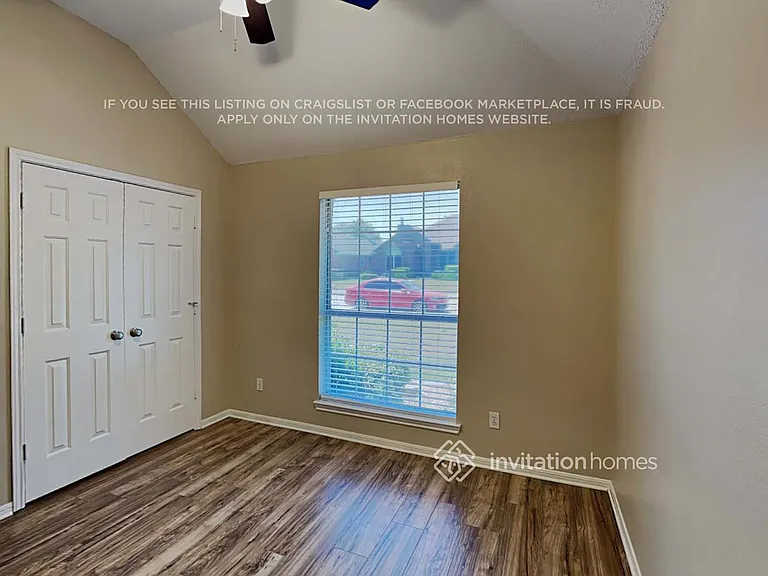 1046 Essex Dr — Photo 12