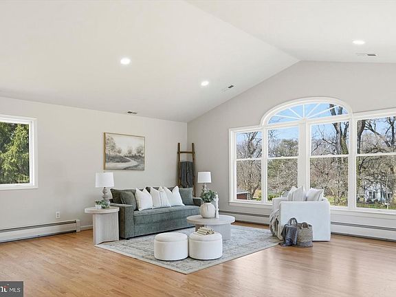 4th image of 704 Chapel Ridge Rd