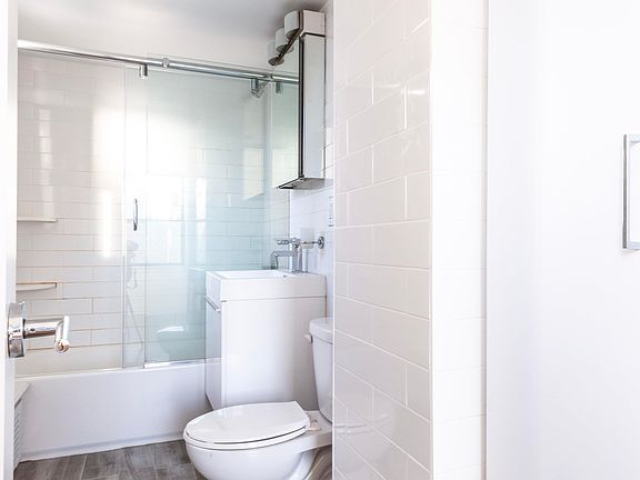 4th image of 240 E 82nd St APT 15H