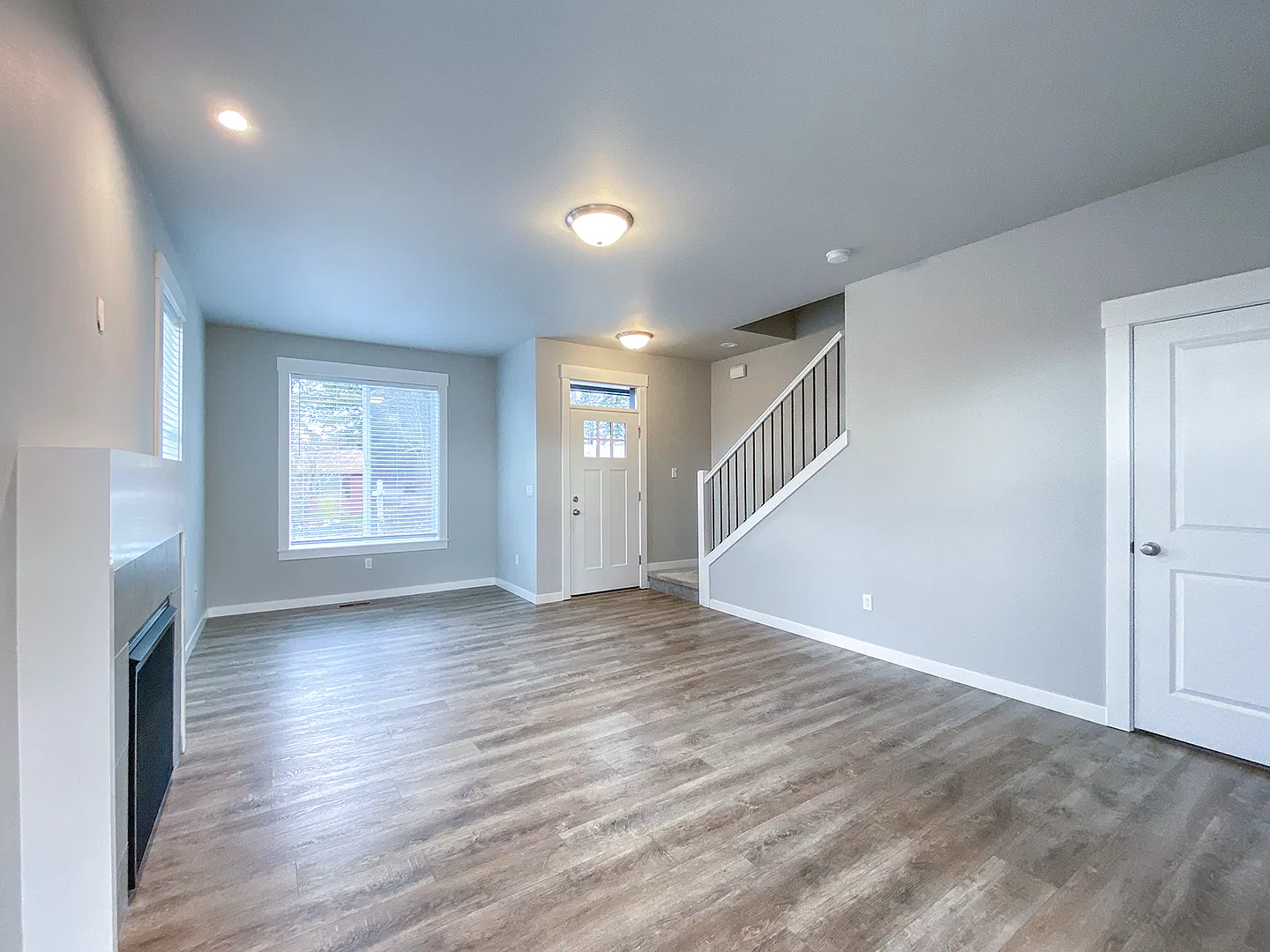 Bright & Modern 4-Bedroom Home with Spacious Backyard and Stylish Upgrades — Photo 3