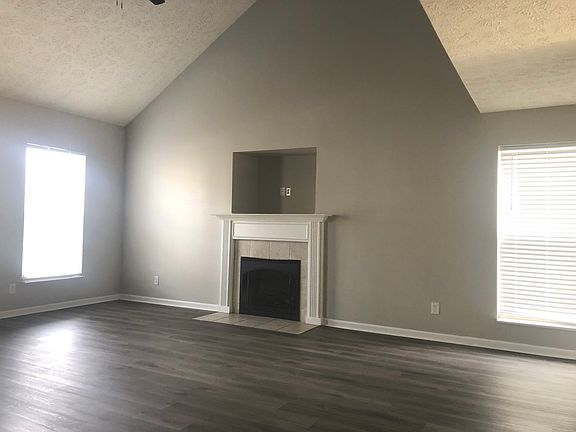 4th image of 921 Warrington Ave