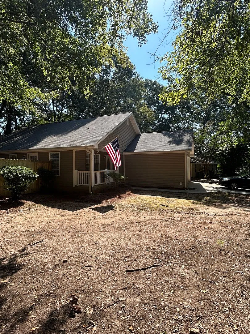 Newly renovated 3 Bedroom 2 Bathroom home! Available now! — Photo 2