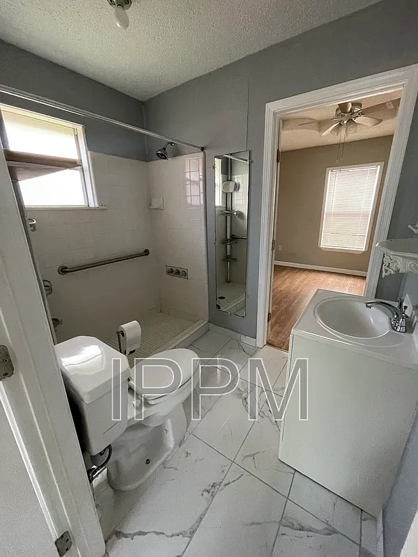 2 bed, 1.0 bath, 684 sqft, $825 — Photo 3