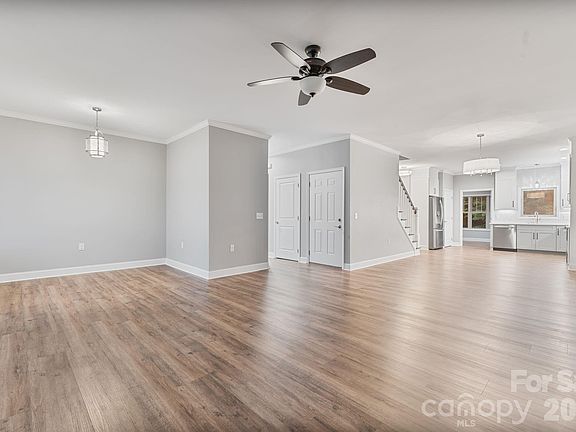 5th image of 823 Iris Ln