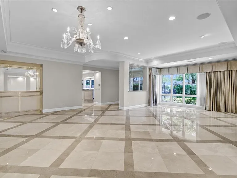 1070 Granville Dr — Photo 3
