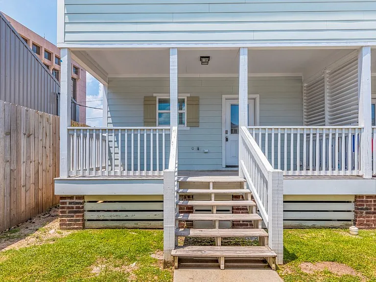 223 W Clarence St — Photo 3