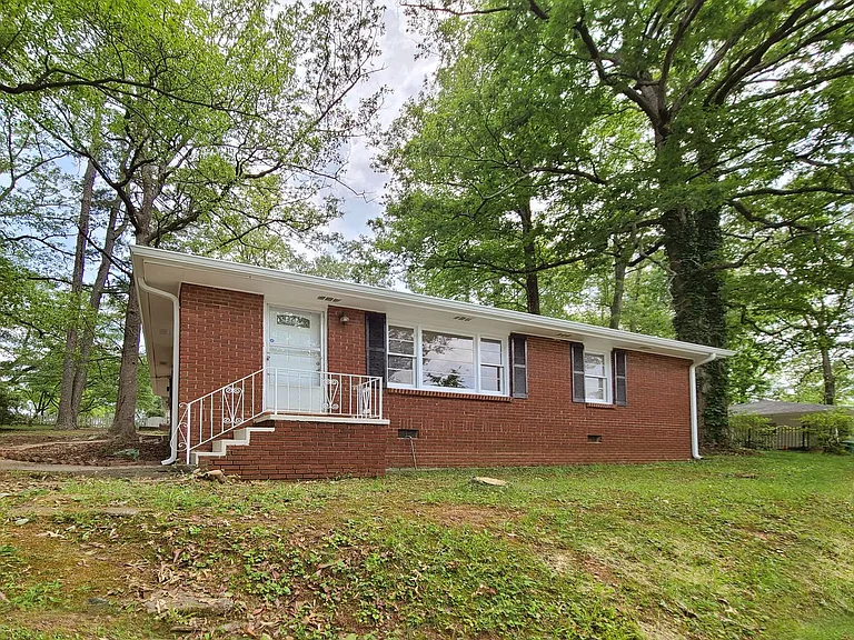 3225 Forrest Hills Dr — Photo 3