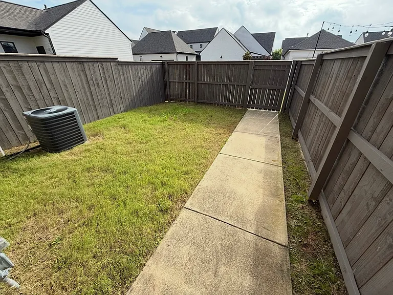 4647 Broadwick St — Photo 9